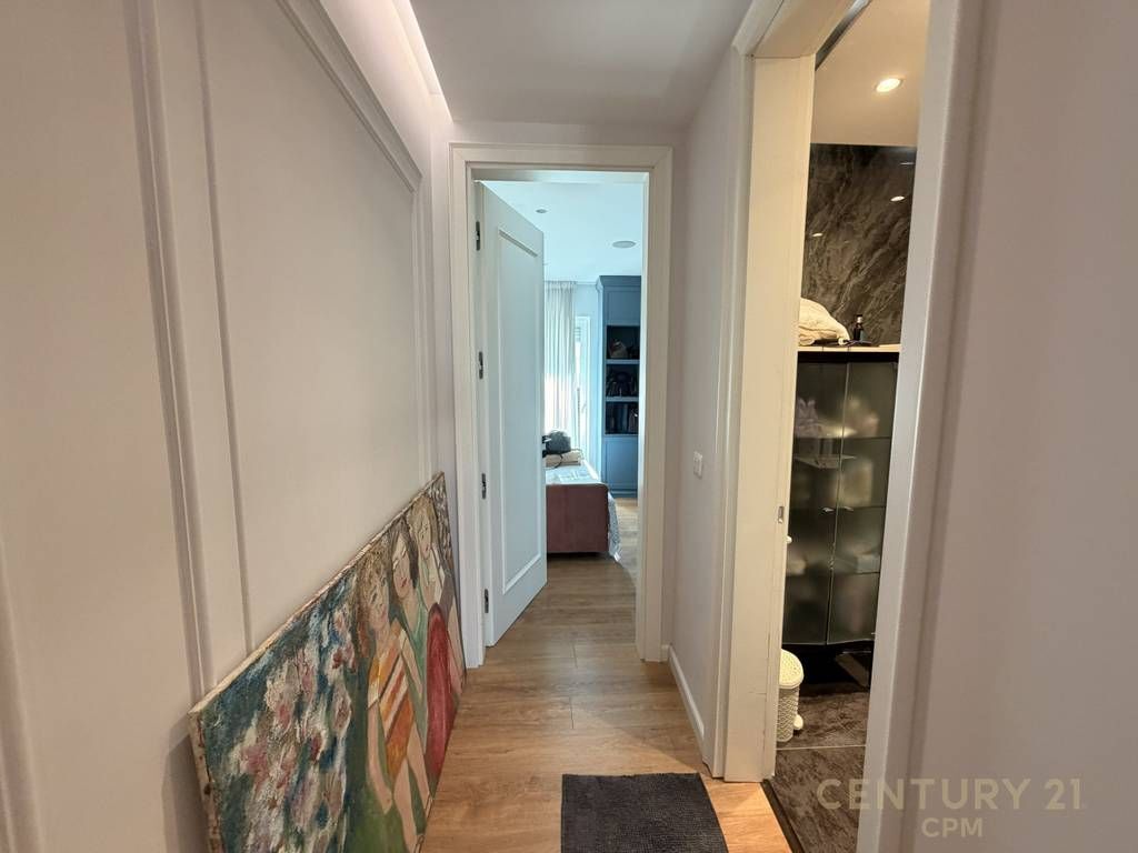 Shitet apartament 3+1 me 2 tualete dhe 2 poste parkimi pranë Air Albania Stadium