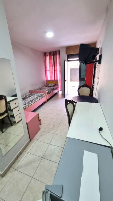 JEPET GARSONIERE NE MYSLYM SHYR, PRANE SHKOLLES 9 VJEÇARE FAIK KONICA,