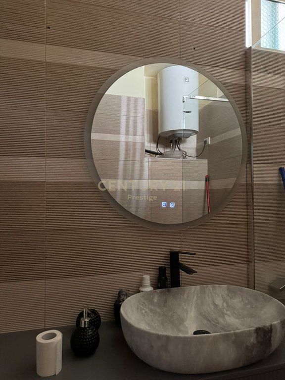 Apartament duplex për shitje pranë kryqëzimit të 21 Dhjetorit