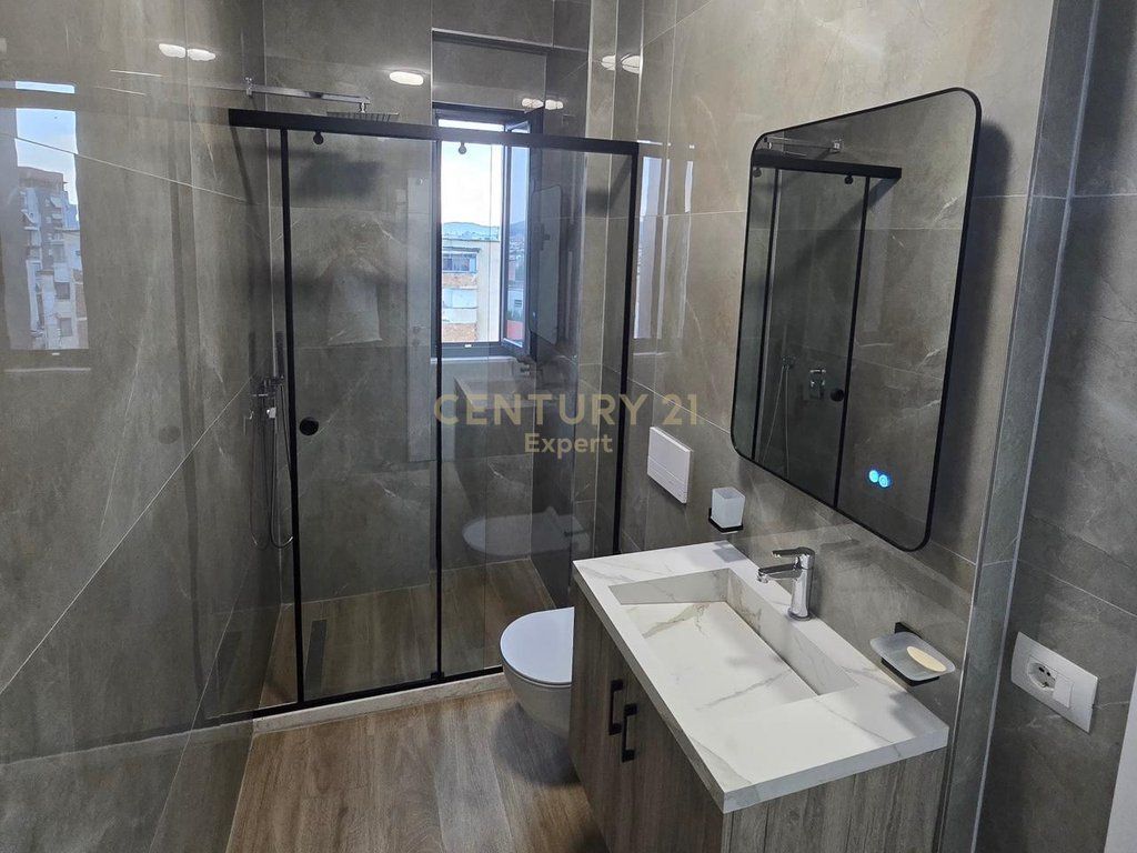 SHITET APARTAMENT 2+1+2 PRANE UET