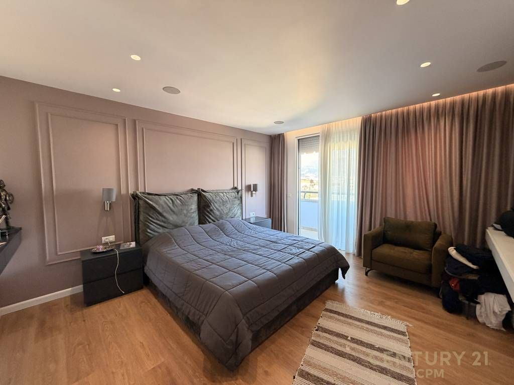 Shitet apartament 3+1 me 2 tualete dhe 2 poste parkimi pranë Air Albania Stadium