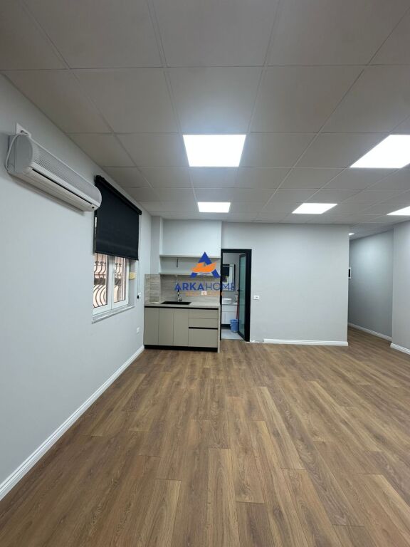 JEPET ME QERA AMBIENT ZYRE 68M2 "NE QENDER TE TIRANES" 950 EURO