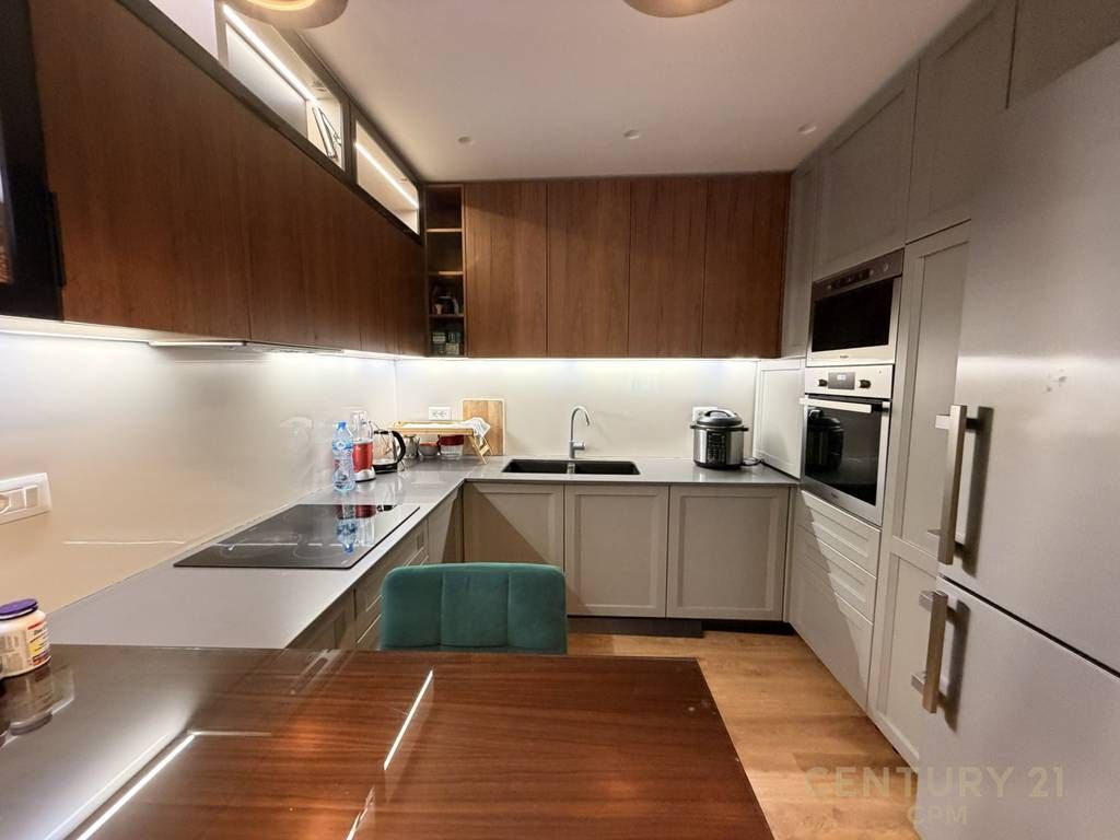 Shitet apartament 3+1 me 2 tualete dhe 2 poste parkimi pranë Air Albania Stadium
