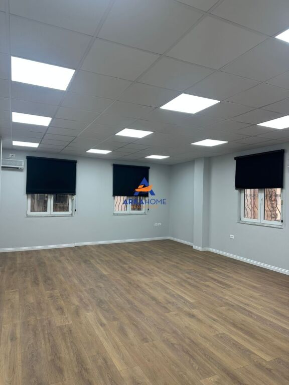 JEPET ME QERA AMBIENT ZYRE 68M2 "NE QENDER TE TIRANES" 950 EURO