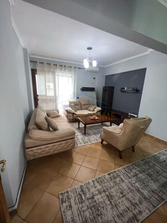 Disponojmë Apartament 2+1+2 për Qera Komuna e Parisit,Tirane