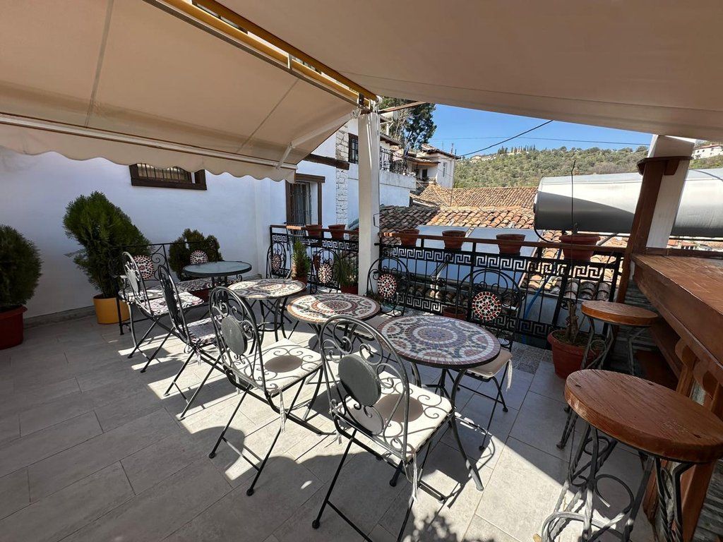 Shitet hotel / shtëpi antike në lagjen Mangalem, Berat.