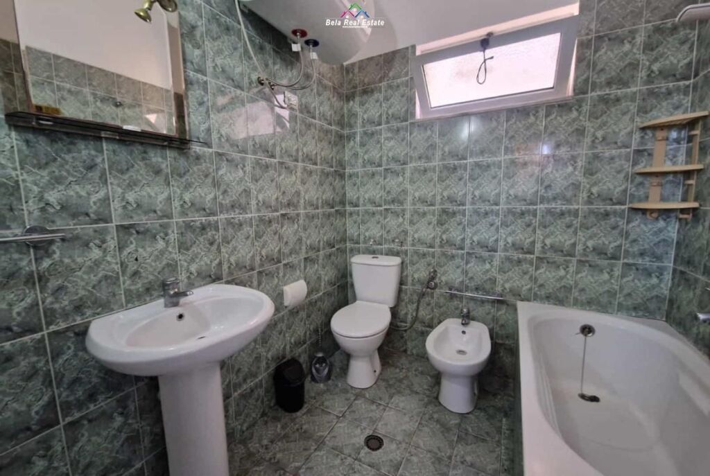 Vile Me Qera 2+1 Tek Ish-Parku i Autobuzave ( ID BV22593) Tirane