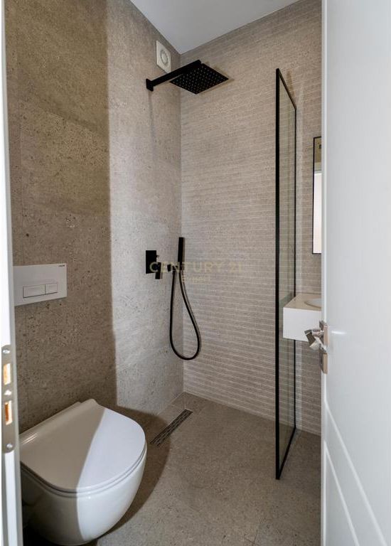 APARTAMENT 2+1+2 ME POST PARKIMI PER QIRA TEK REZIDENCA MANGALEM NE ALI DEM