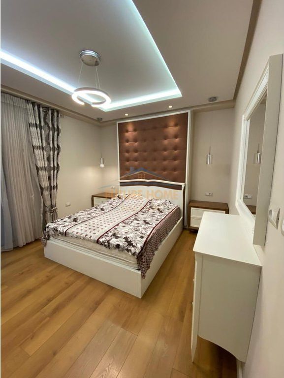 Qera, Apartament 3+1+2+Post parkimi, Kinostudio, Tiranë.