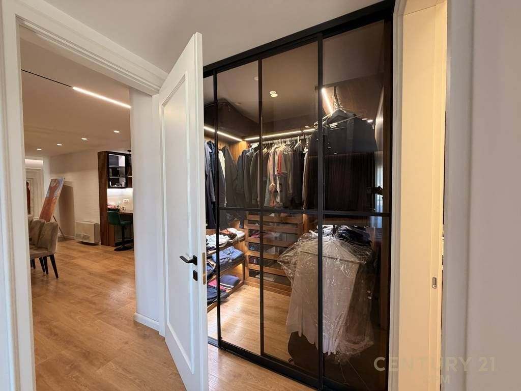 Shitet apartament 3+1 me 2 tualete dhe 2 poste parkimi pranë Air Albania Stadium