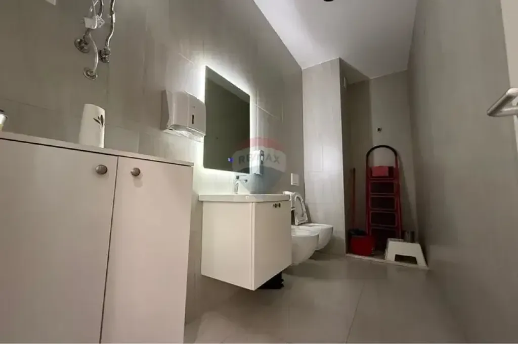 Zyrë - Për Shitje - Kompleksi Mangalem, Tiranë