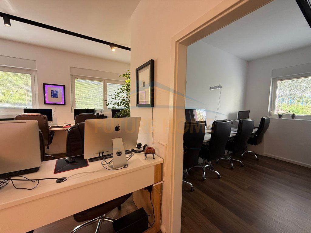 Vendesi Commerciale in Vendita 3 Posti Auto, Complesso Mangalem