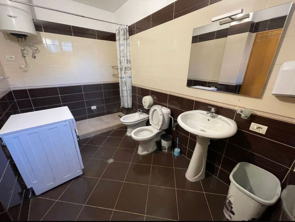 Jepet me Qera Apartament 2+1+2 tek Shkolla e Kuqe !