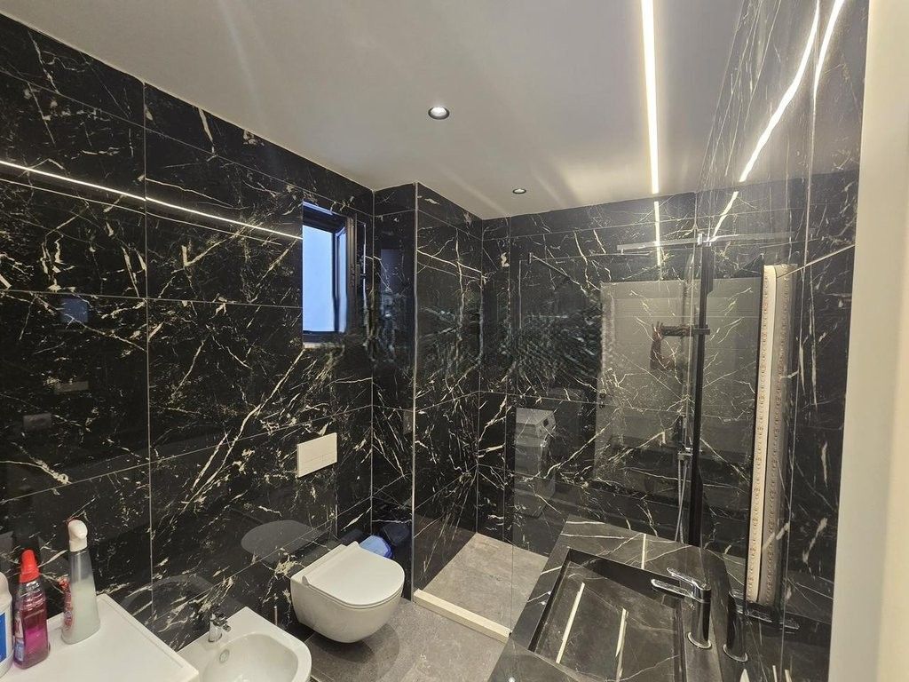 APARTAMENT 2+1+2 NE SHITJE PRANE UET 250,000 €