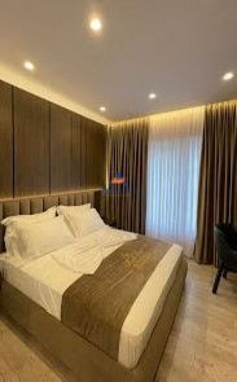 SHITET HOTEL 800M2 "RINAS, PRANE AEROPORTIT" 150000000 LEKE