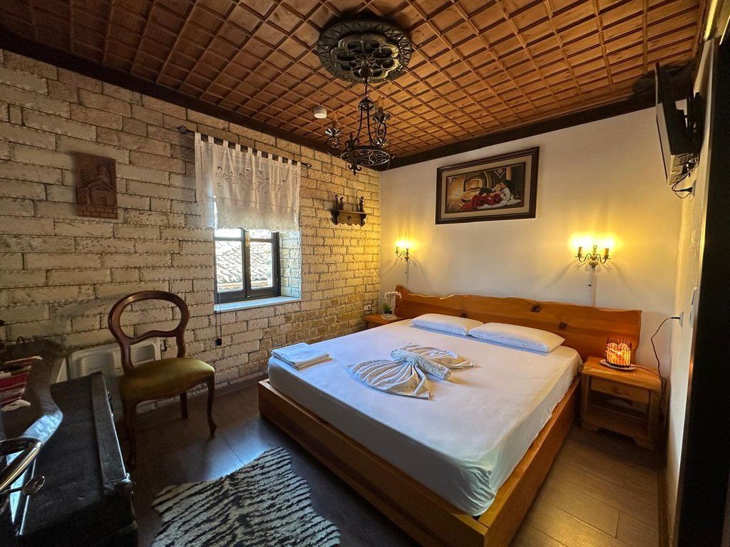 Shitet hotel / shtëpi antike në lagjen Mangalem, Berat.