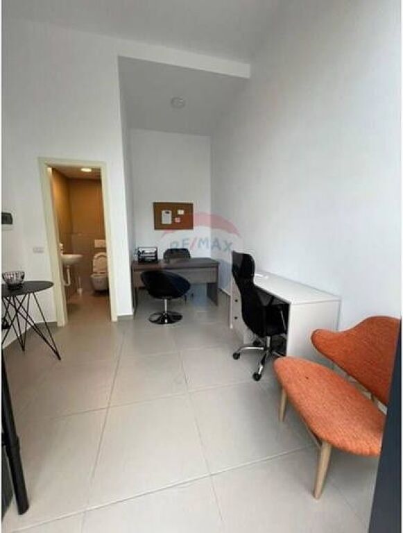 Dyqan për Shitje – Rruga e Barrikadave, Tiranë