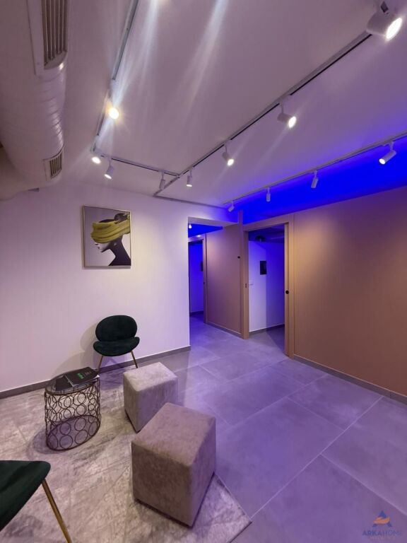 JEPET AMBIENT BIZNESI ME QERA 130 M2 , "VASIL SHANTO,PRANE KRYQEZIMIT " 1800 EURO.