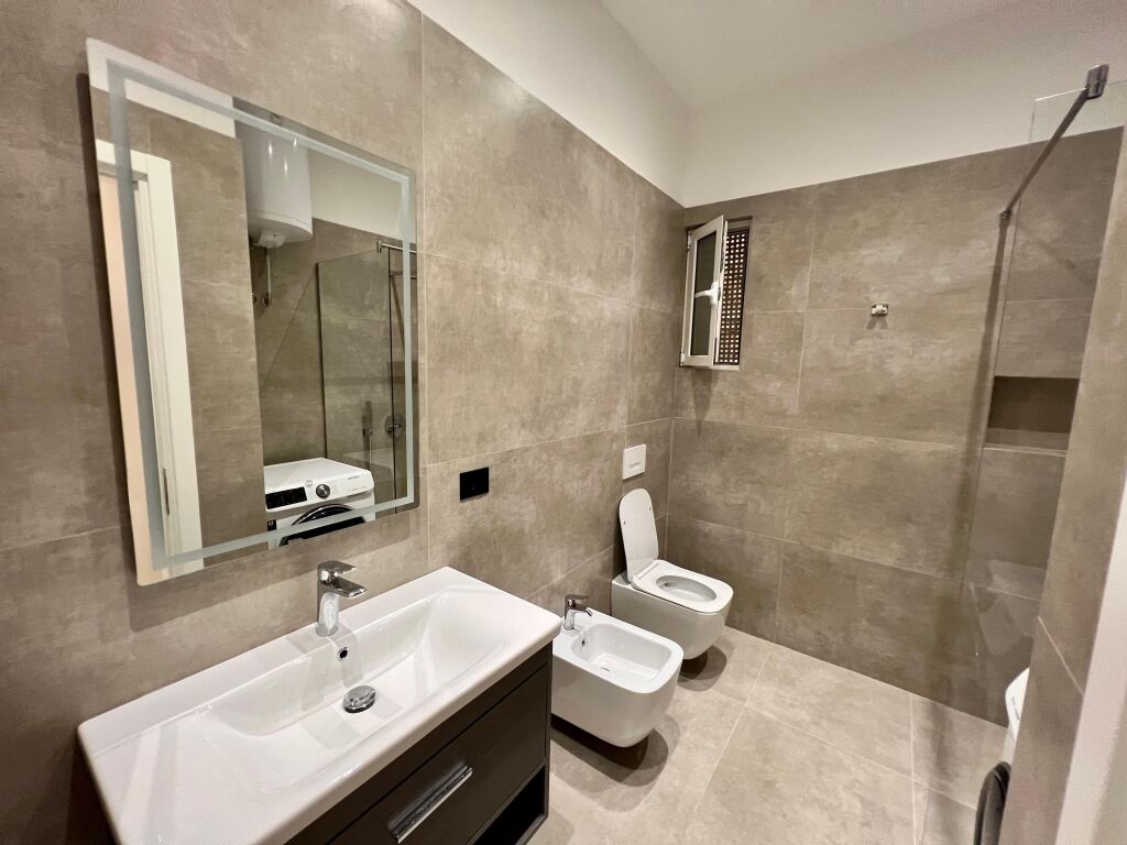 📣 QERA SUPER Apartament 1+1 📍 Prane Rruges Se "Durresit" ✨  🏠 Shtepi Private (Hyrje Me Vete) 🪜 Kati 1 📐 Siperfaqe 80 m2 🛋️ Arreduar Ne Menyre Bashkekohore 👫 Preferohen Kliente Cift Ose Nje Vajze  💶 Cmimi 600 Euro (i Pa Diskutueshem)