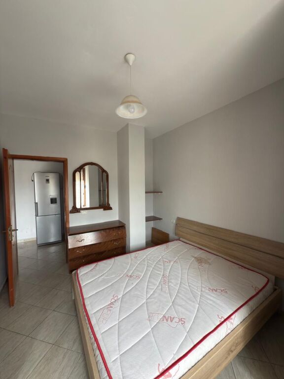 Apartament 1+1 per shitje ne Kombinat