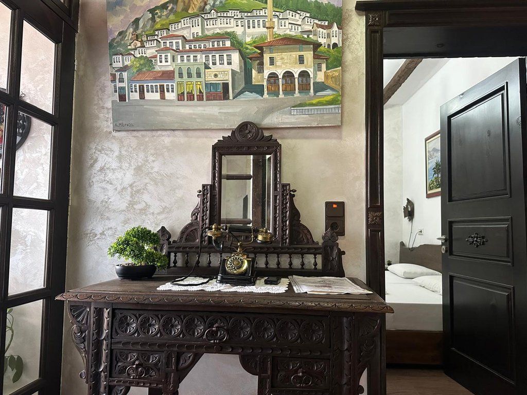 Shesim Hotel, shtëpi antike në lagjen Mangalem, Berat