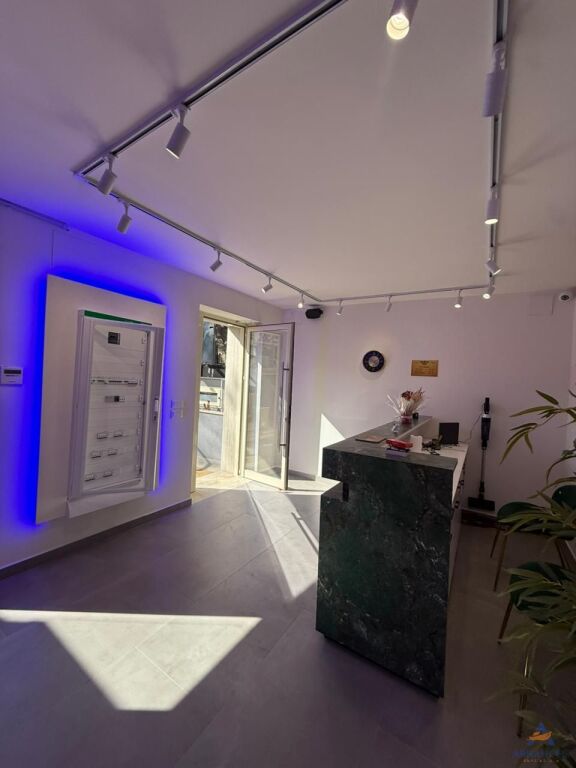 JEPET AMBIENT BIZNESI ME QERA 130 M2 , "VASIL SHANTO,PRANE KRYQEZIMIT " 1800 EURO.