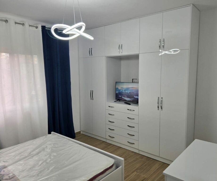 Jepet me qera apartament 1+1 ngjitur me shkolla qazim dyrdiu , Don Bosko