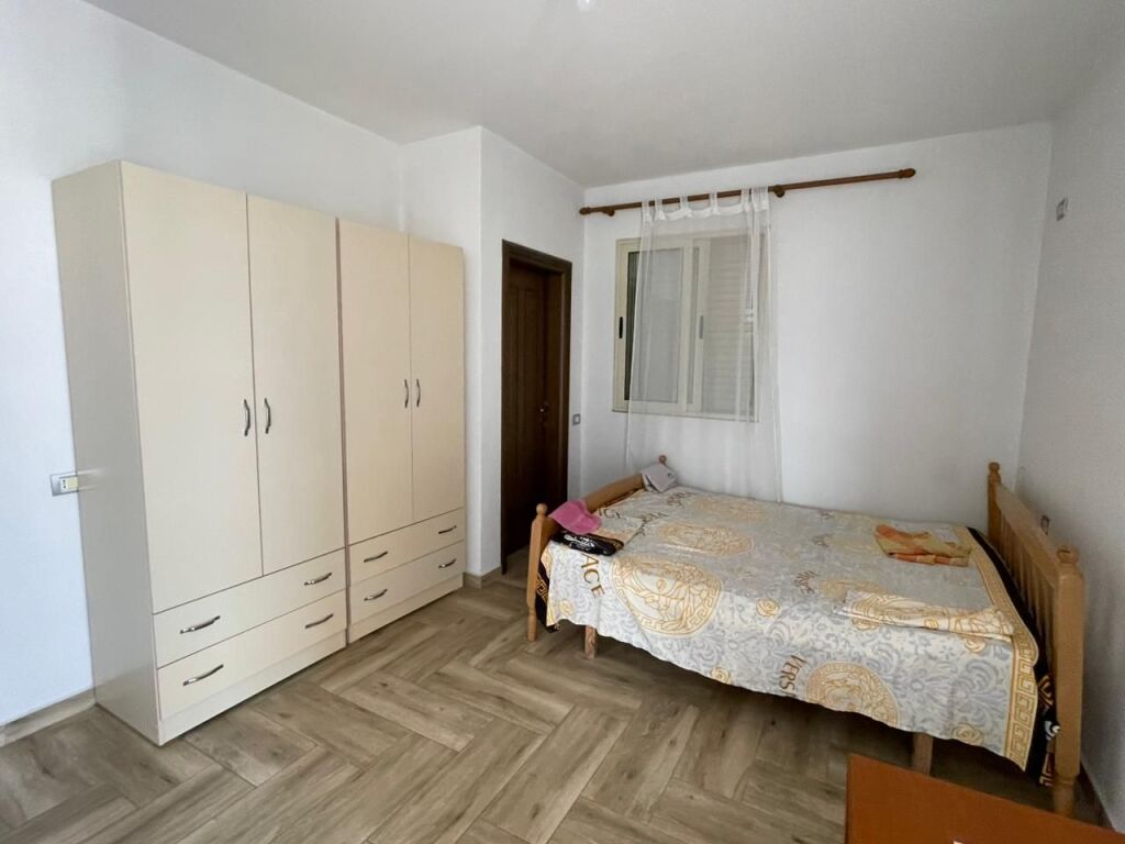 Jepet me qira apartament 2+1+2 pranë Spitalit, Durrës.