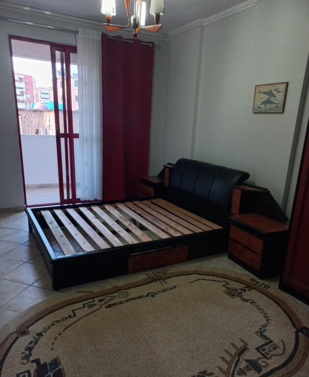 Jepet me qera Apartamenti 1+1 , Tirane e Re prane Kopeshtit 45 rruga  Irfan Tomoni  500 mije leke