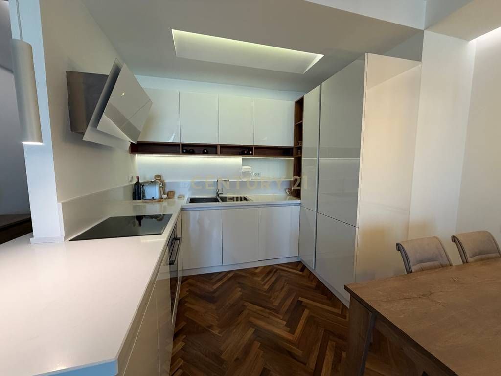 JEPET ME QIRA APARTAMENT 2+1+2 ME POST PARKIMI TEK AMBASADOR 3