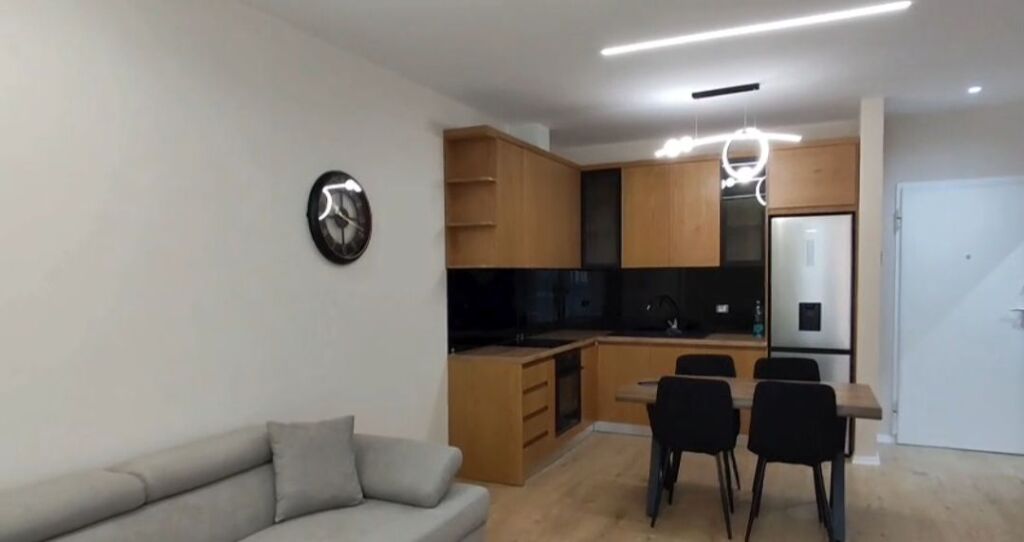 APARTAMENT 1+1 ME QERA – ISH STACIONI I TRENIT, TIRANË