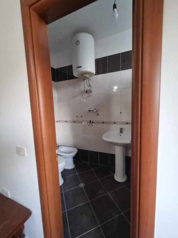 Apartament 3+1+2 me qera tek pallatet Cabenj.