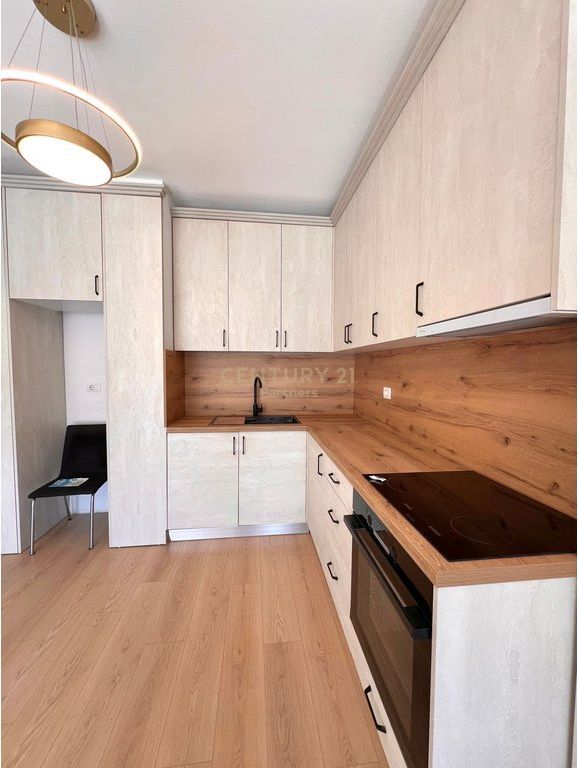 Shitet apartament 1+1 në Rrugën Jordan Misja, shumë pranë Bulevardit të Ri,