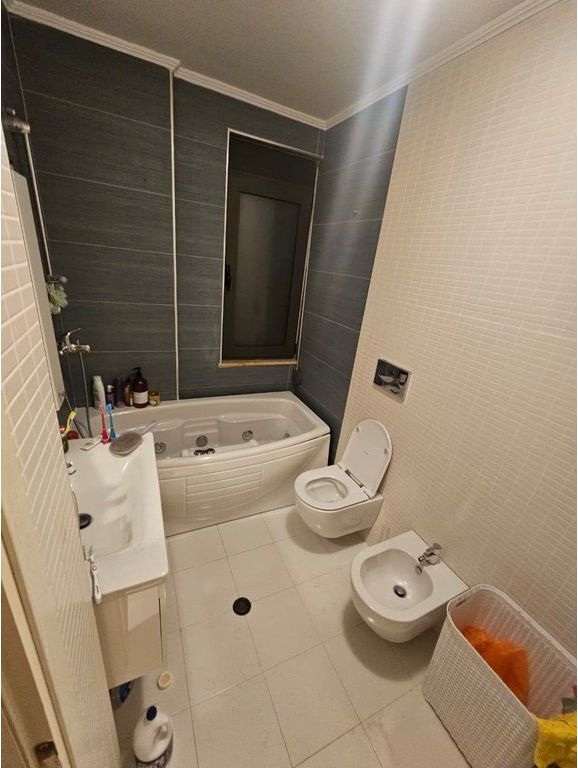 JEPET ME QIRA APARTAMENT 3+1+2 ME POST PARKIMI PRANE LIQENIT TE THATE