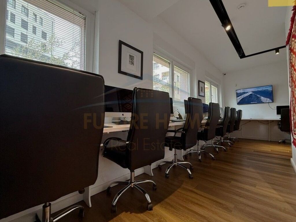 Vendesi Commerciale in Vendita 3 Posti Auto, Complesso Mangalem, Tirana .
