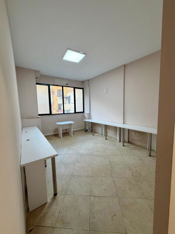 📣 QERA Ambient Zyre 📍 Prane 21-Dhjetorit ✨  