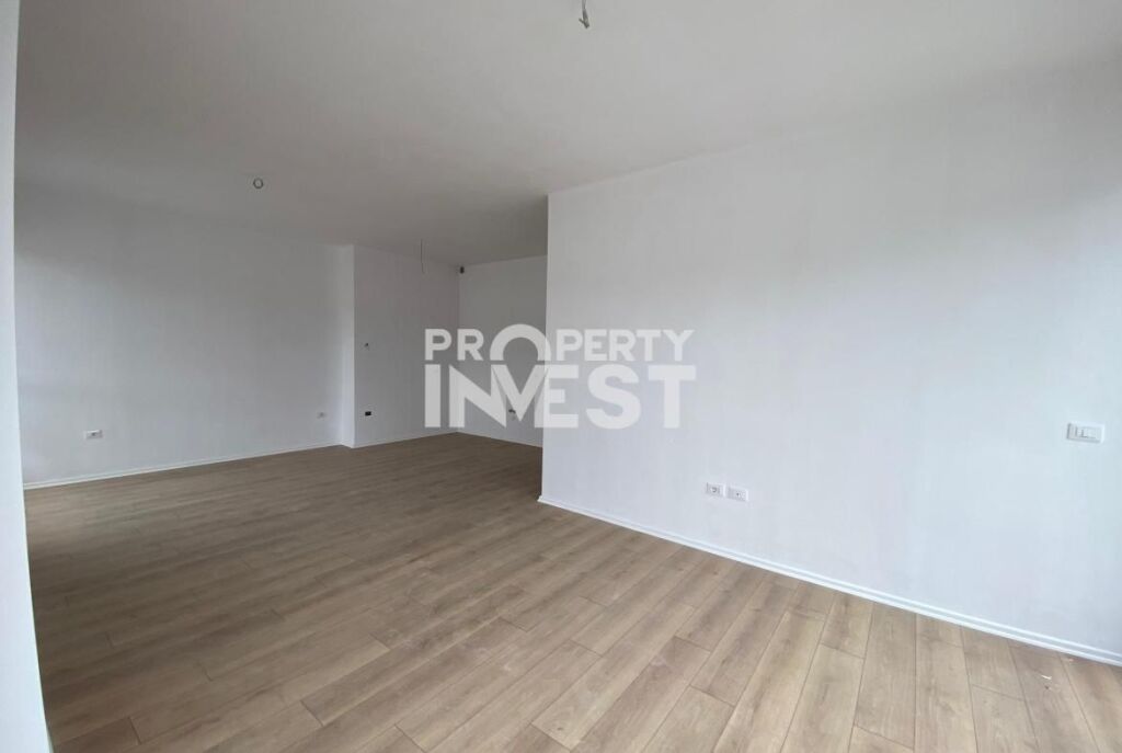 Shitet super apartament 3+1 tek Komuna e Parisit