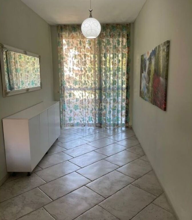 Jepet 2+1 dhe 2Parkime Kati 1 I Nje Vile shkolla e kuqe