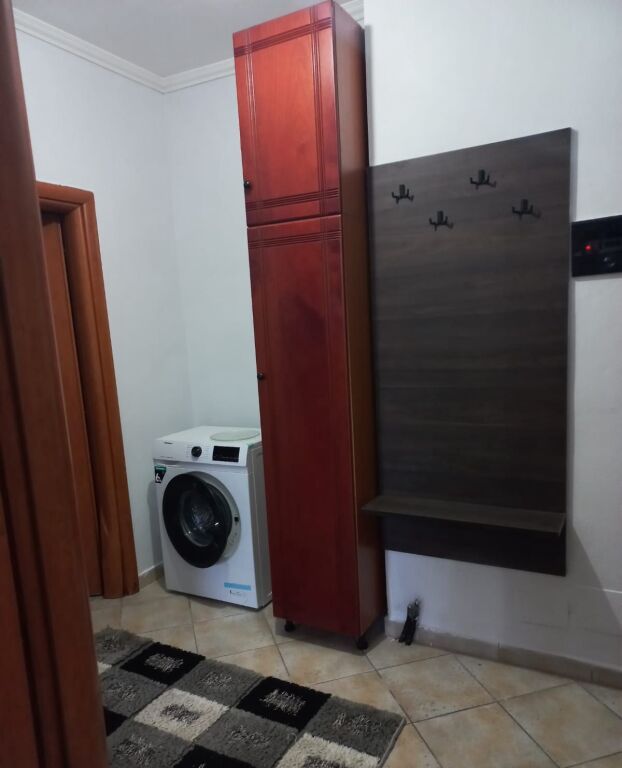 Jepet me qera Apartamenti 1+1 ,prane Kopeshtit 45 Tirane e Re rruga  Irfan Tomoni  500 mije leke