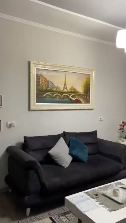 Jepet me Qera Apartament 1+1 i mobiluar ne Astir, Pranë Rrethit,
