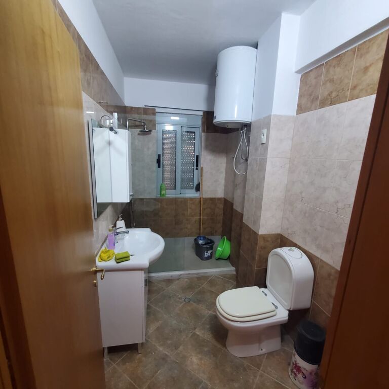 SHITET APARTAMENT 2+1 NË LUNGOMARE – PAMJE ANËSORE NGA DETI