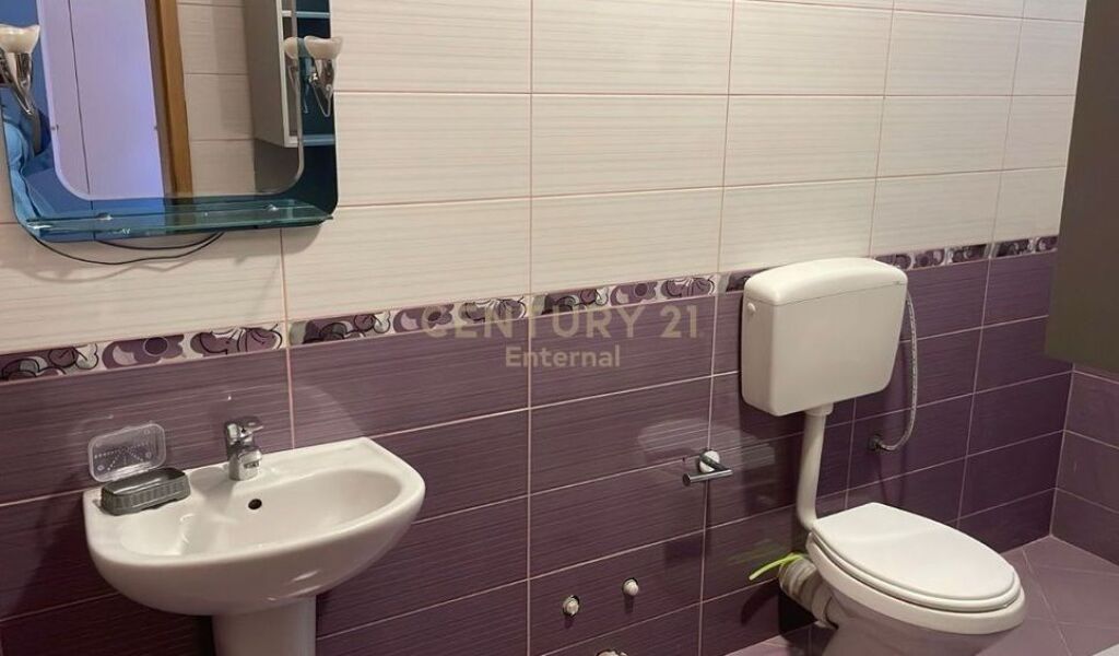 Jepet 2+1 dhe 2Parkime Kati 1 I Nje Vile shkolla e kuqe