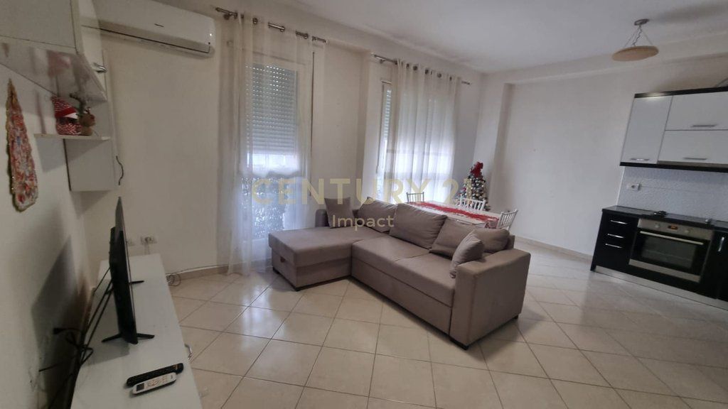 Apartament 1+1 me qira në zonën e 21 Dhjetorit, në Rrugën Muhamet Gjollesha, Tiranë.