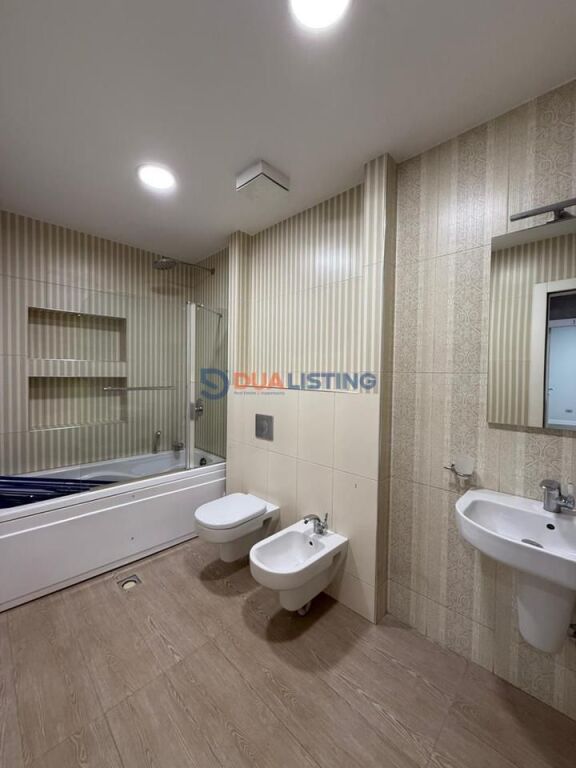 Qira, ambient 200 m², pranë hotel Hilton!
