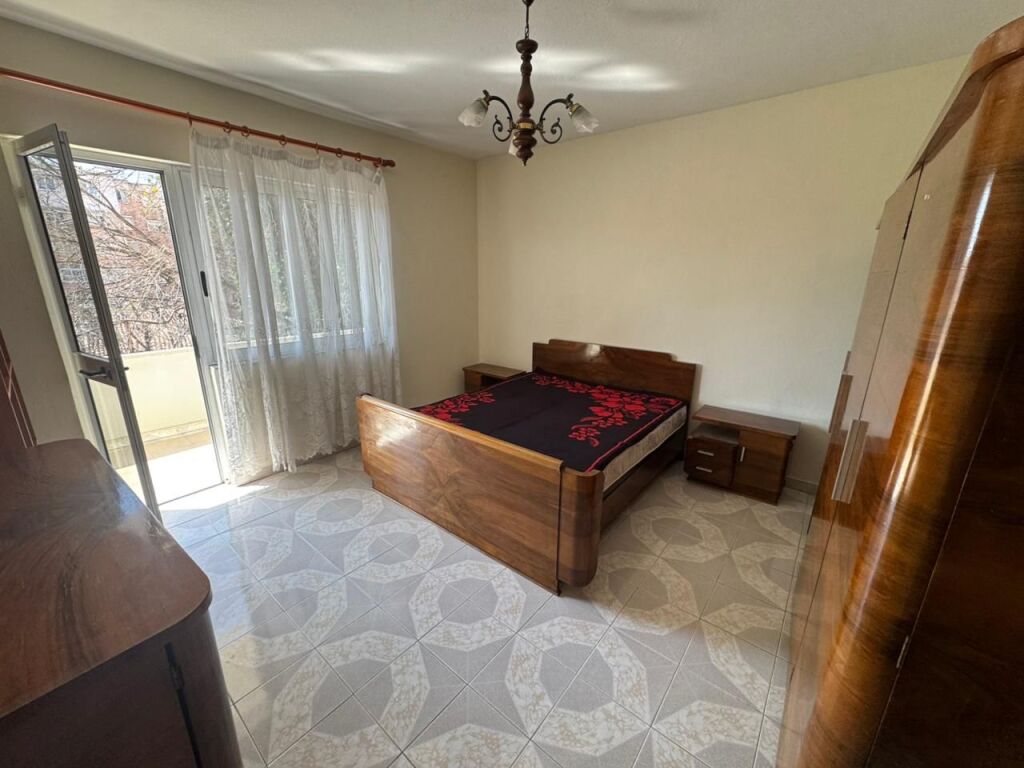 🏠 Appartamento 2+1 in affitto  📍 Indirizzo: Via Bardhyl💰 Prezzo: 50.000 Lek / mese (trattabile)