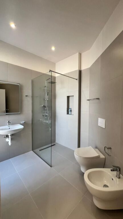 Vile 3 kateshe me qera tek Liqeni i Thate