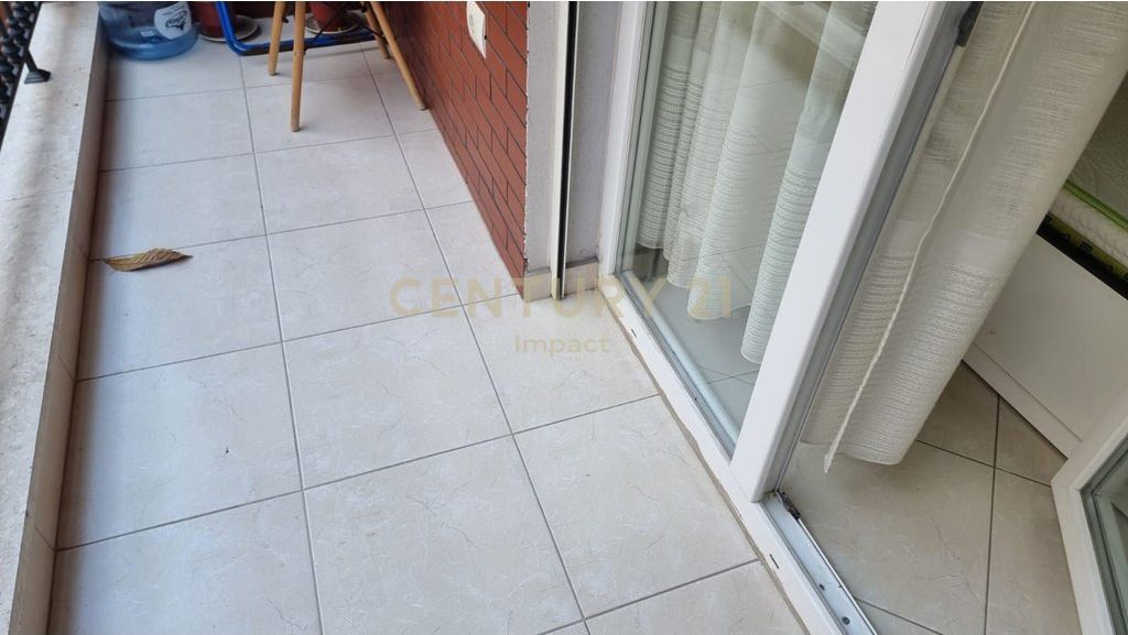 Apartament 1+1 me qira në zonën e 21 Dhjetorit, në Rrugën Muhamet Gjollesha, Tiranë.