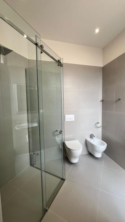 Vile 3 kateshe me qera tek Liqeni i Thate