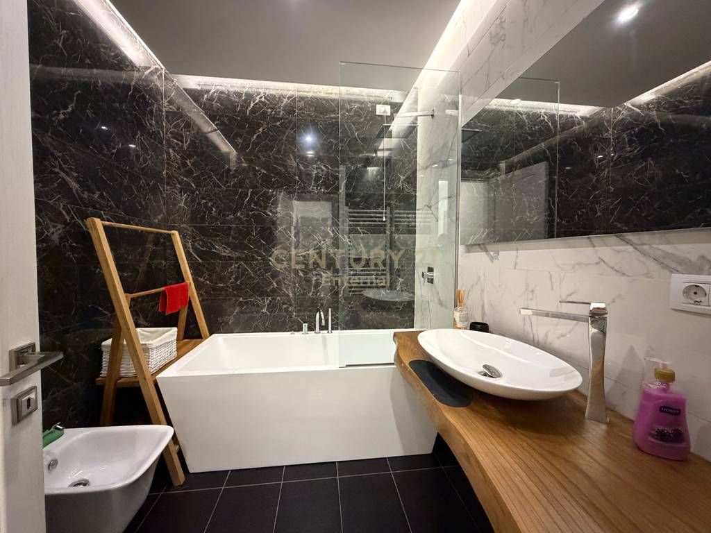 Apartament 2+1+2+ Post Parkimi per Qera te Ambasador 3 2,300 € /Muaj Sip. Totale  120m2