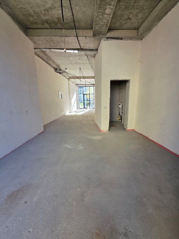 Jepet me qira një njësi komerciale në katin përdhe te Lake View Residence (Kulla D).